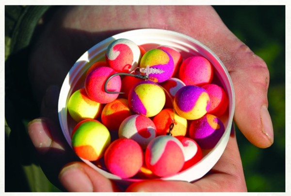 Dynamite Baits Two Tone Pop Ups - Strawberry - Coconut Cream - 15mm - 90g